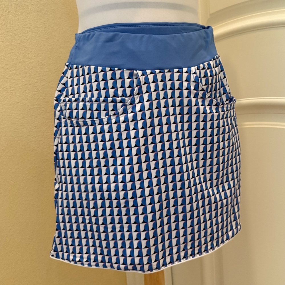 NWT Maelreg Performance Blue and White Mini Skort with Geometric Pattern